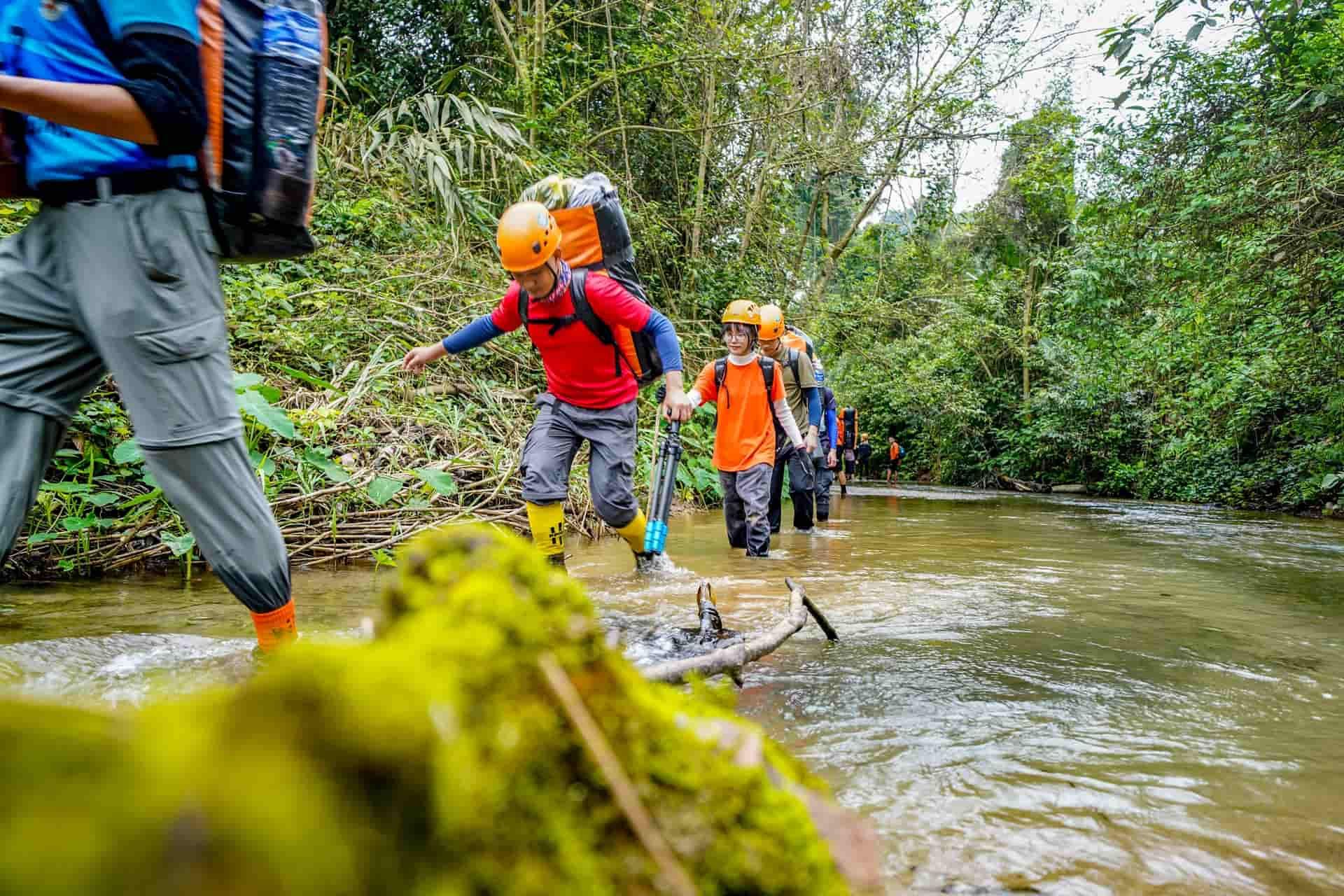 Qua Suối Theo Hàng Dọc
