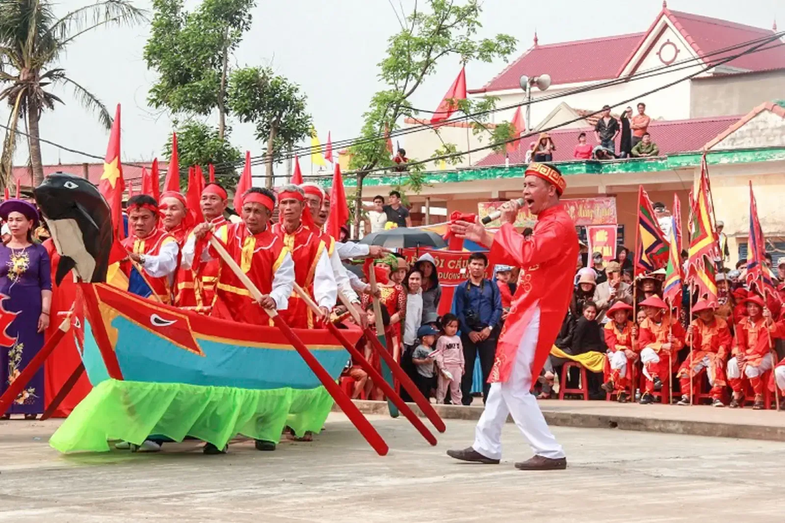 Hò chèo cạn ở làng bích họa Cảnh Dương. 