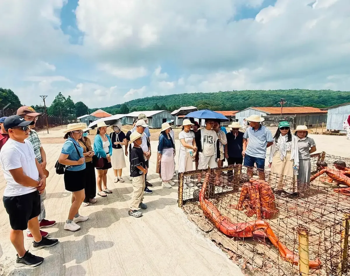 Du khách tham quan Nhà tù Phú Quốc