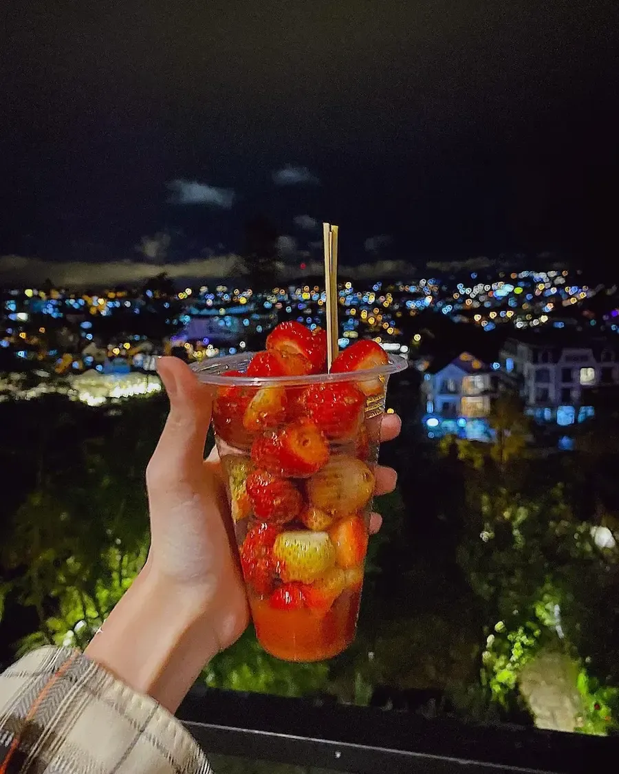 Dâu tây lắc ở chợ đêm Đà Lạt