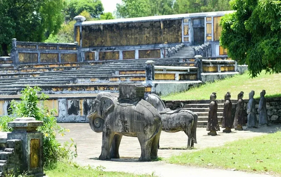 Hàng tượng đá tại Bửu thành 