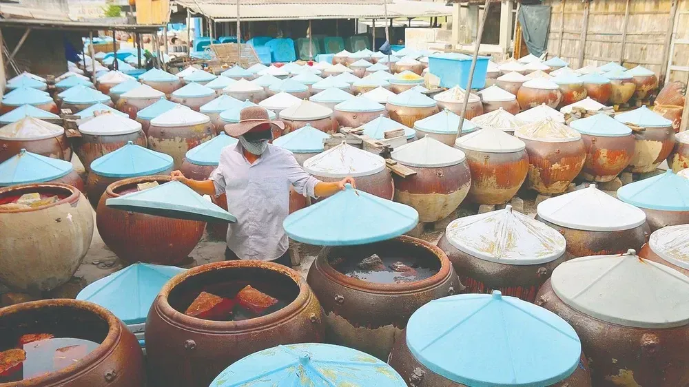 Chum ủ nước mắm tại làng bích họa Cảnh Dương