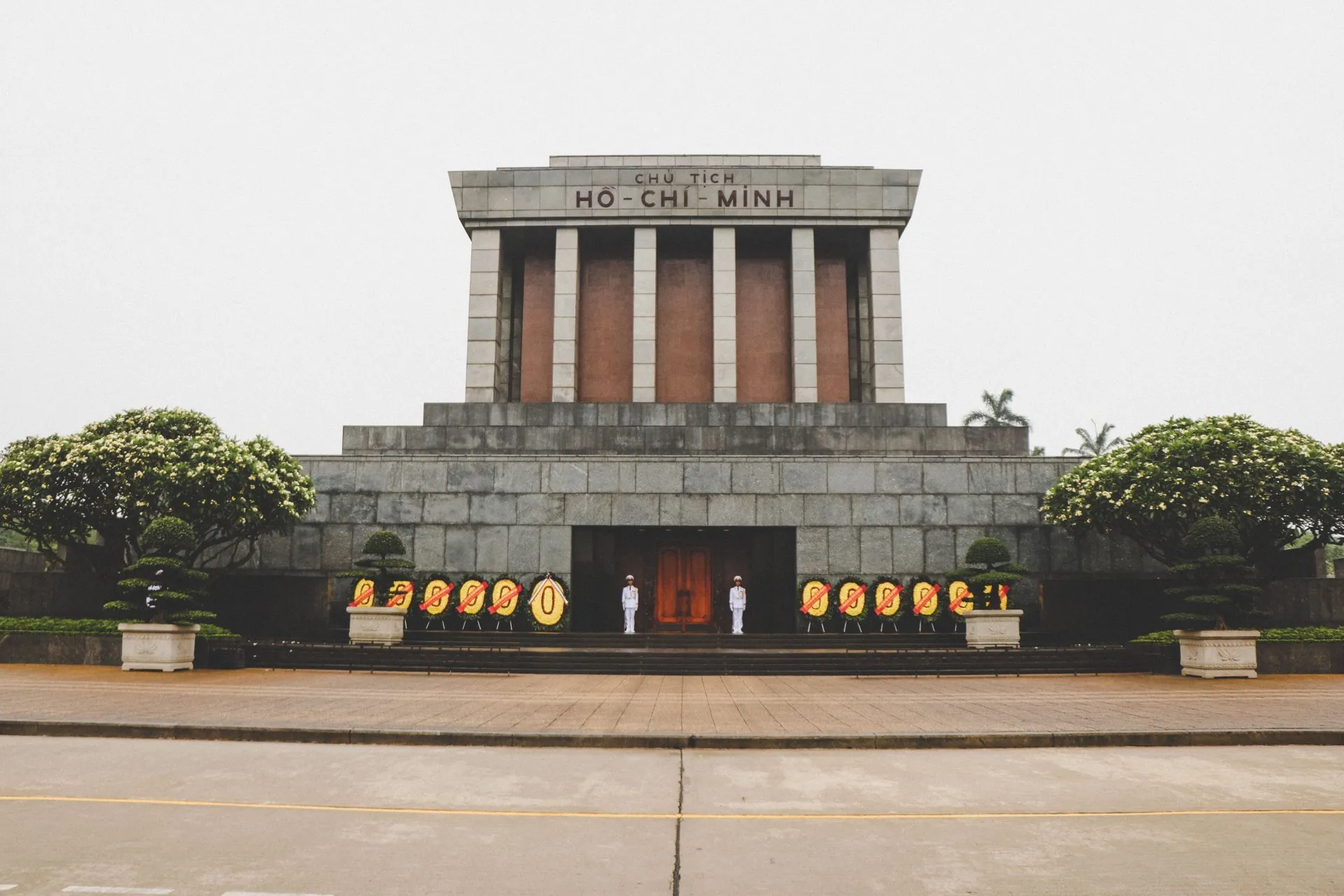 ho chi minh mausoleum opening hours tickets dress code