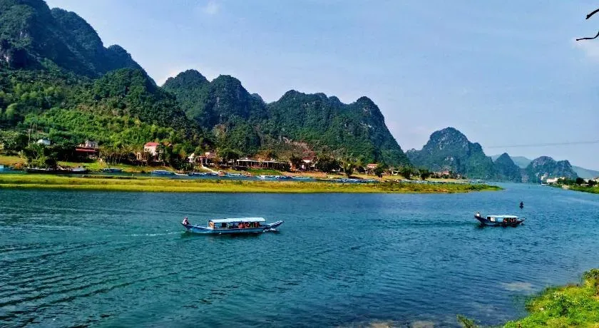 Di Chuyển Trên Sông Son Để Đến Cửa Động Phong Nha