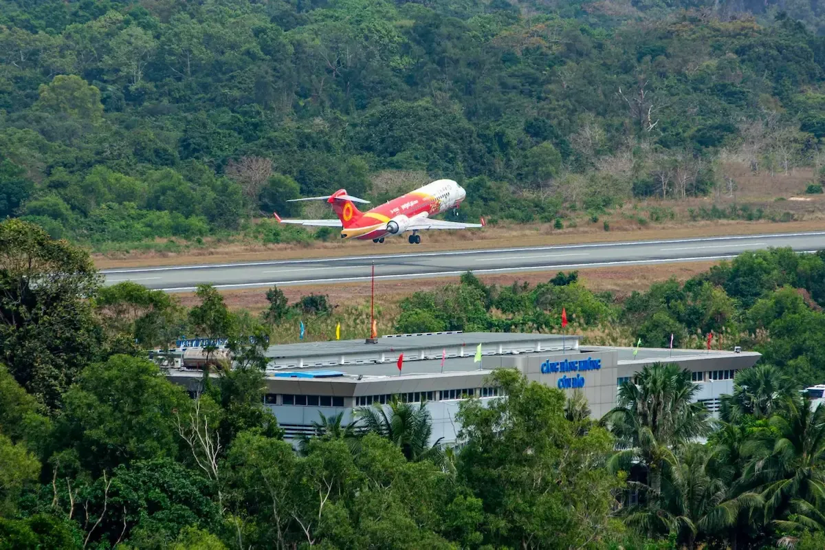 Máy bay hạ cánh tại sân bay Cỏ Ống Côn Đảo