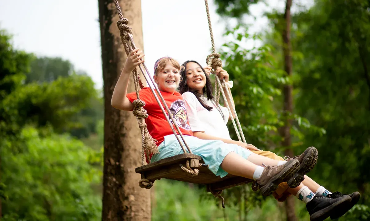 2 khách nhí ngồi trên xích đu vô cực ở ozo park quảng bình