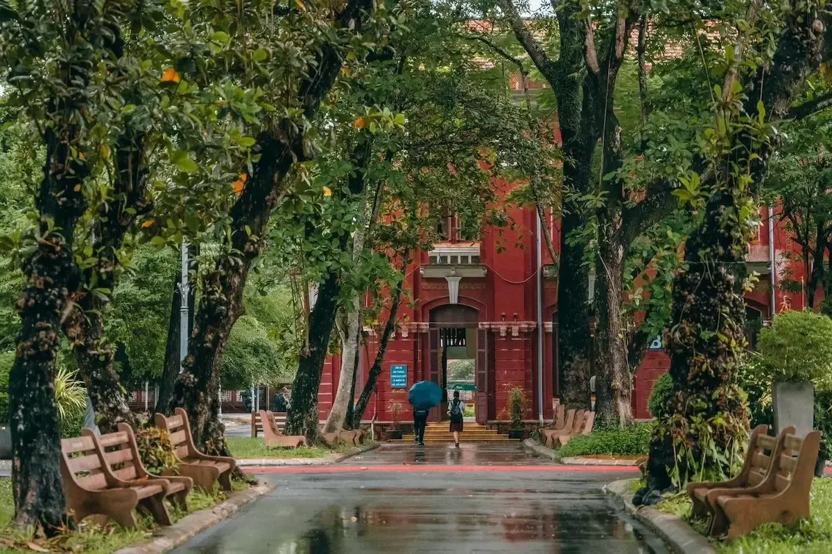 Hỉnh ảnh 2 học sinh tại trường Quốc học