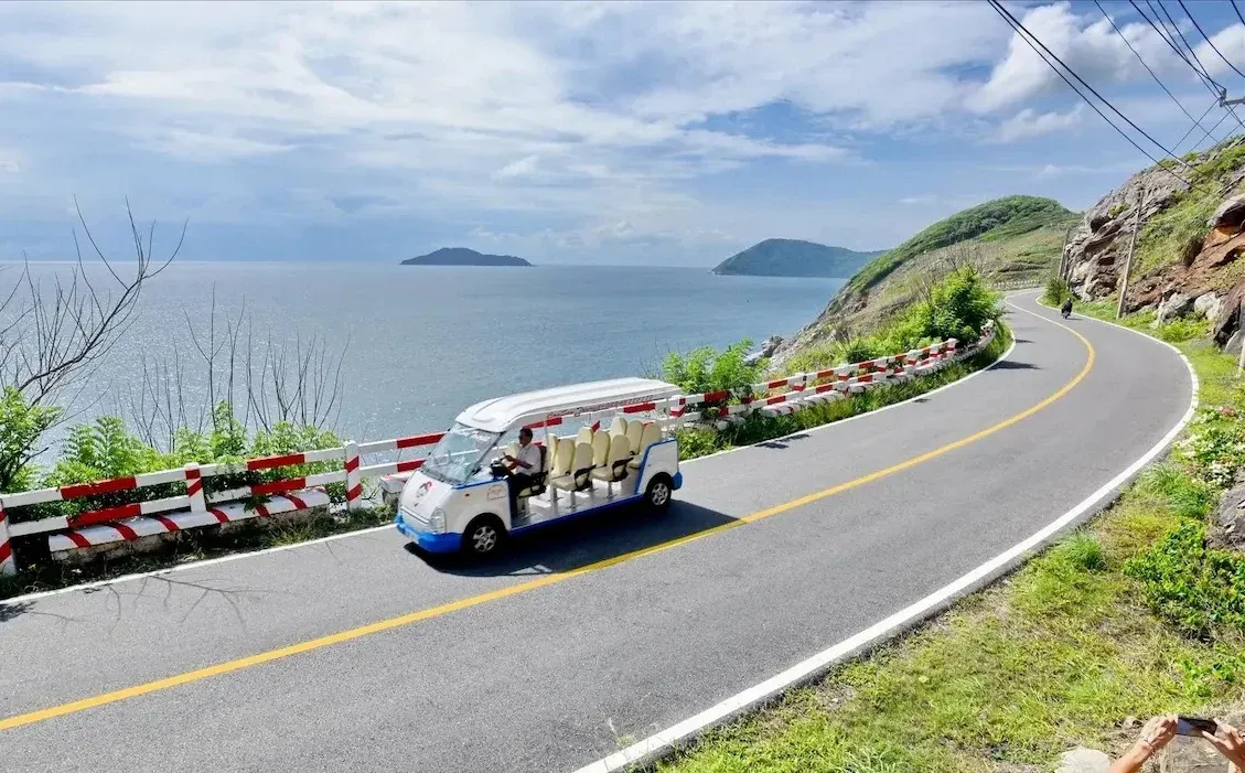 Xe điện chở khách tham quan ven biển Côn Đảo