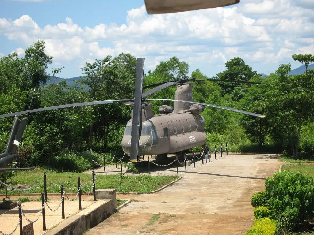 Chiếc máy bay chứng tích trong sân bay Tà Cơn