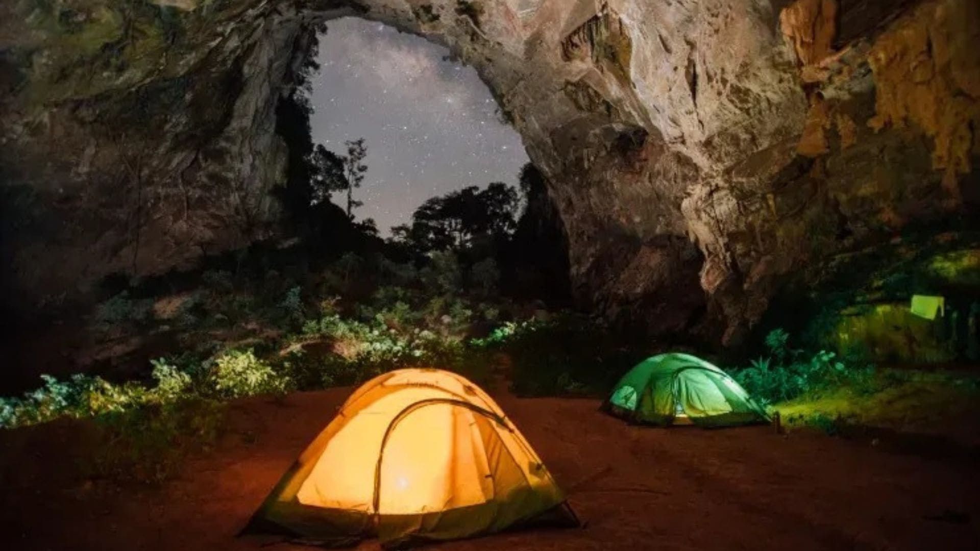 lều ở bãi cắm trại trong tour du lịch mạo hiểm pygmy