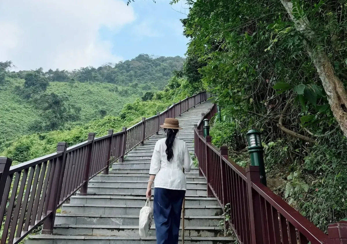 khách du lịch tại núi Thần Đinh