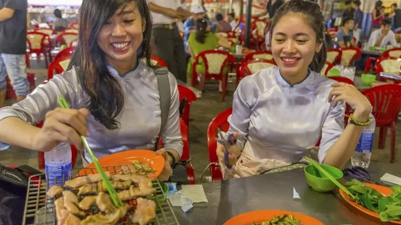 travel guide to vietnamese street food must try dishes