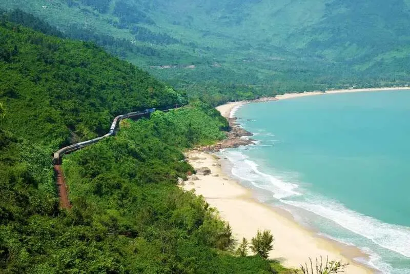 Biển Lăng Cô dưới chân đèo Hải Vân