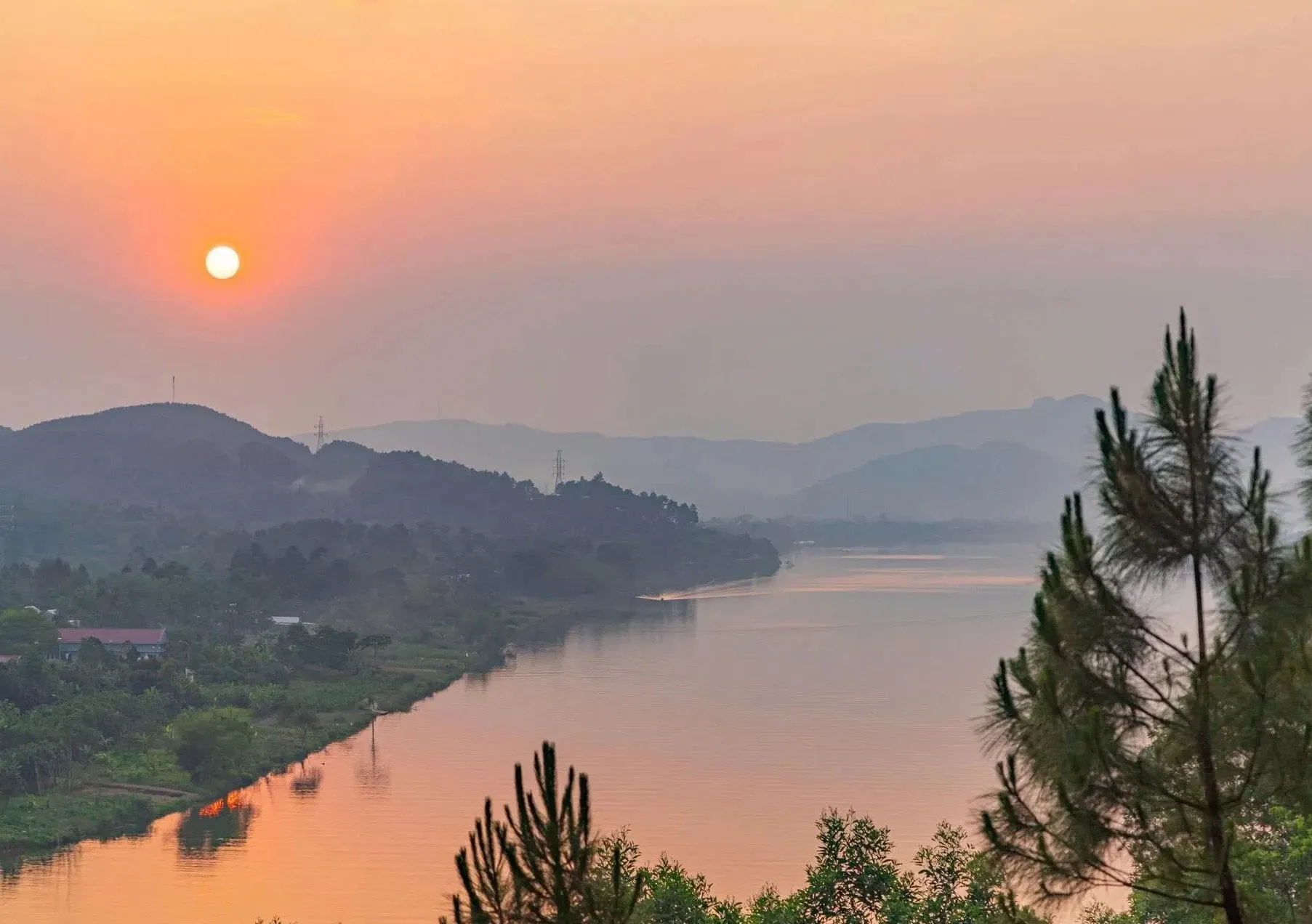 Hoàng hôn trên sông nhìn từ đồi Vọng Cảnh