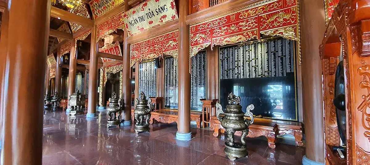 Bên trong đền thờ tại Quảng Trường Hồ Chí Minh