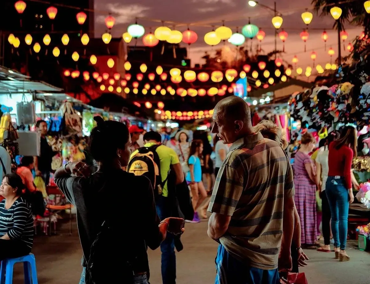 Du khách dạo chợ đêm Nha Trang