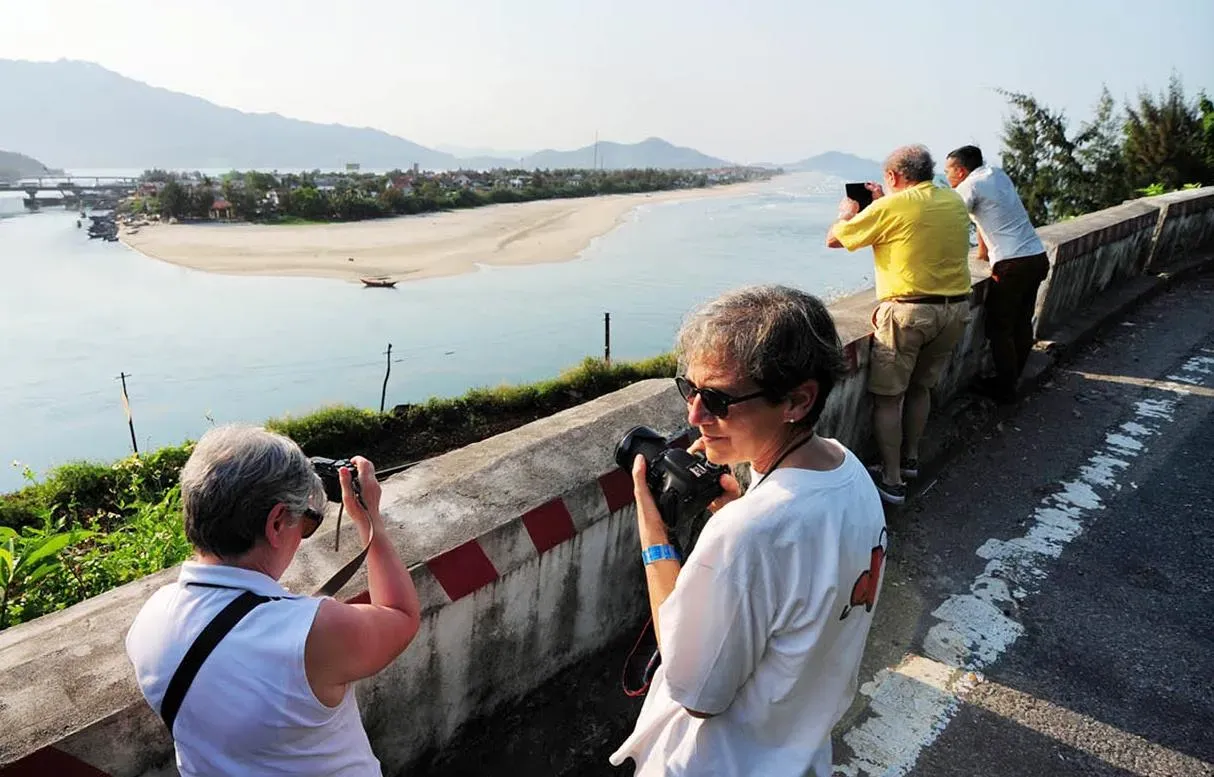 chụp ảnh ở vịnh lăng cô