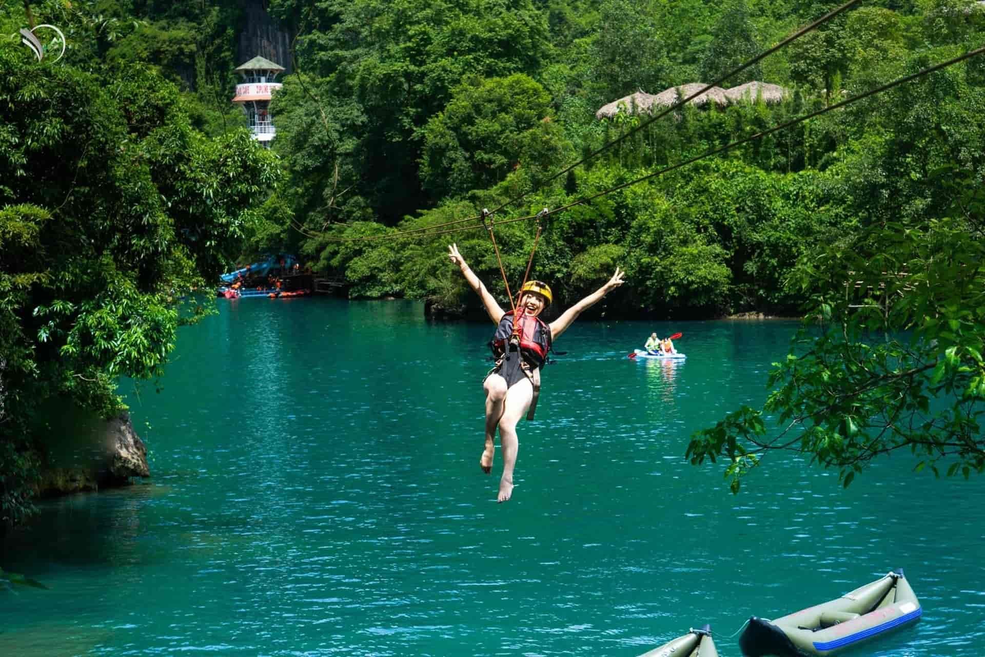 Nữ Du Khách Đu Zipline Giữa Khung Cảnh Thơ Mộng Tại Sông Chày