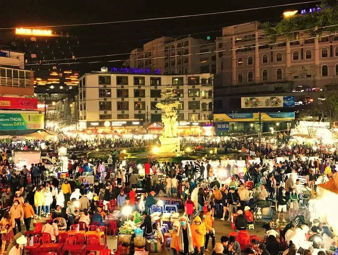 Khung cảnh nhộn nhịp tại chợ đêm Đà Lạt