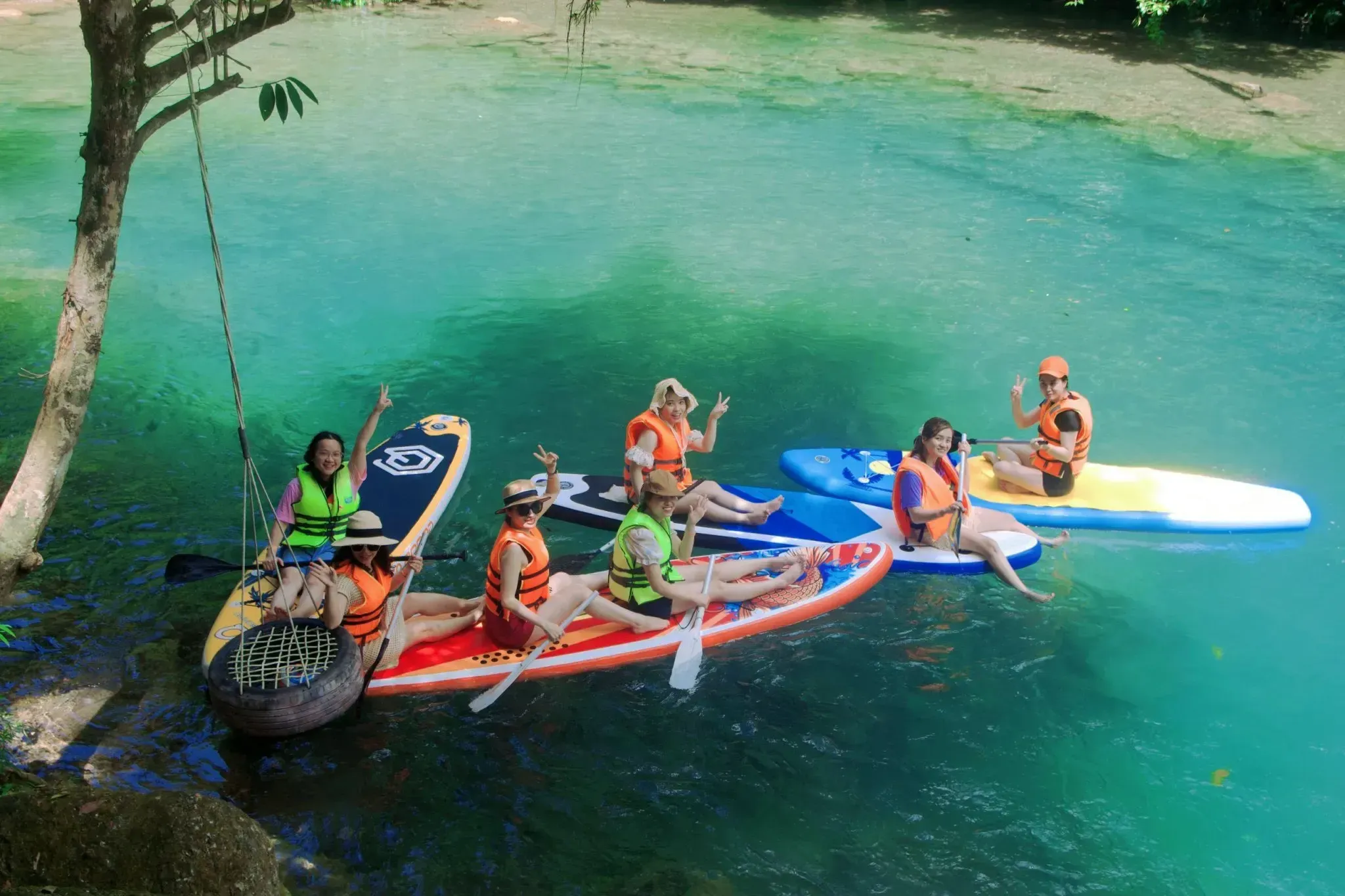  Khách chèo SUP tại suối Chà Cùng 