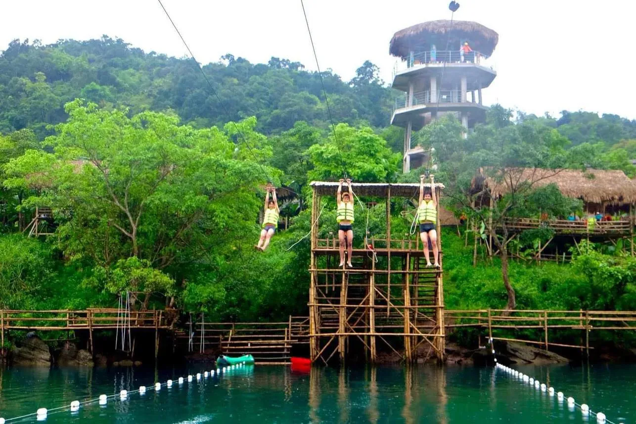 du khách đu zipline hava quảng bình