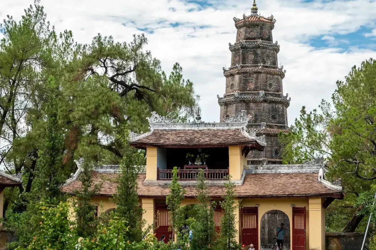 Bên trong chùa Thiên Mụ ở Huế