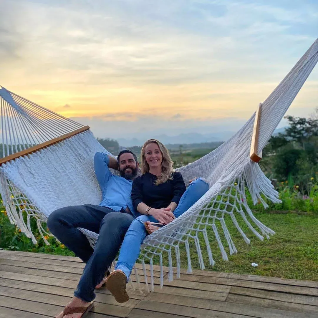 Một cặp đôi thư giãn trên chiếc võng lưới 