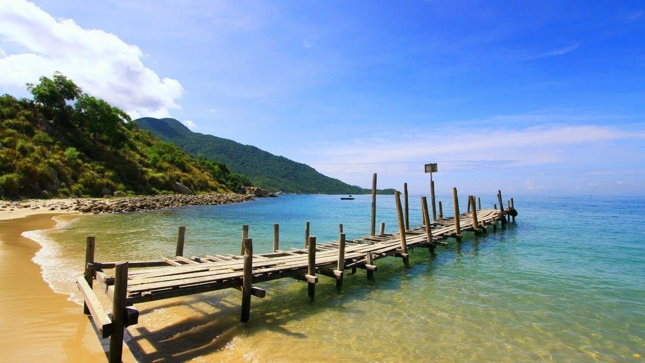 Bầu trời và làn trước trong xanh, là thời gian thích hợp đi tour Hà Nội Quảng Bình 