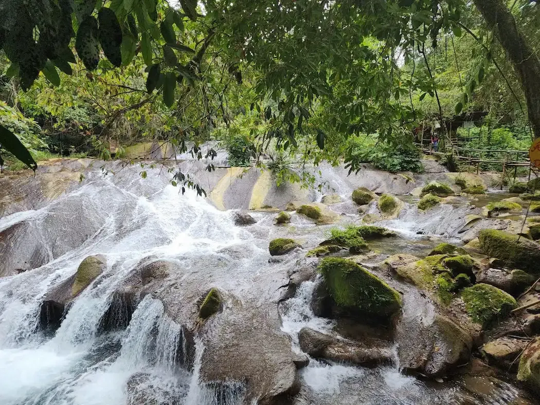 Thác đá ở Chà Cùng Eco Zone 