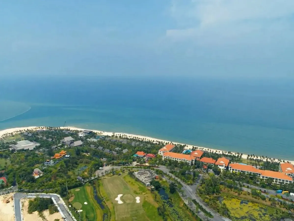 Toàn cảnh bãi biển Bảo Ninh