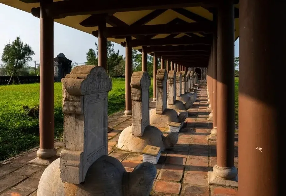 Bia Tiến sĩ đặt trên lưng rùa tại Văn Thánh Huế