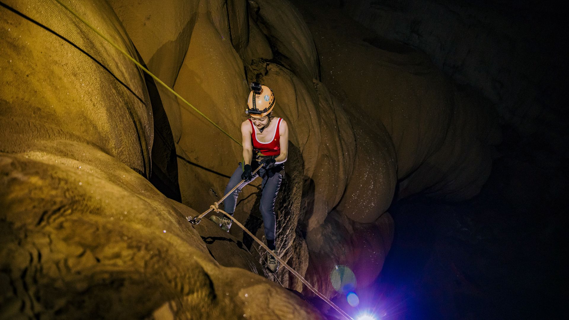 đu dây trong tour khám phá hung thòong