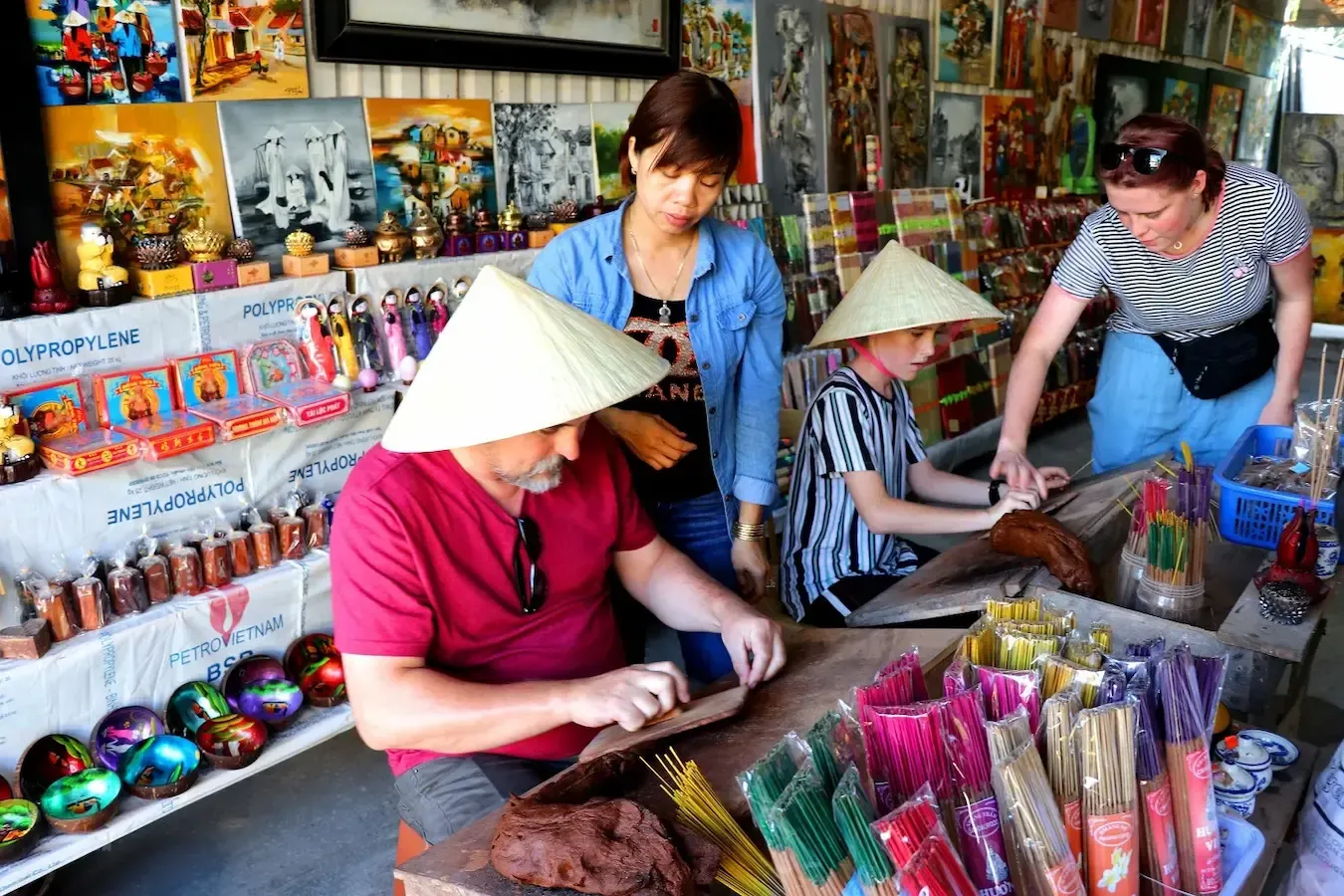 Khách nước ngoài trải nghiệm se hương thủ công