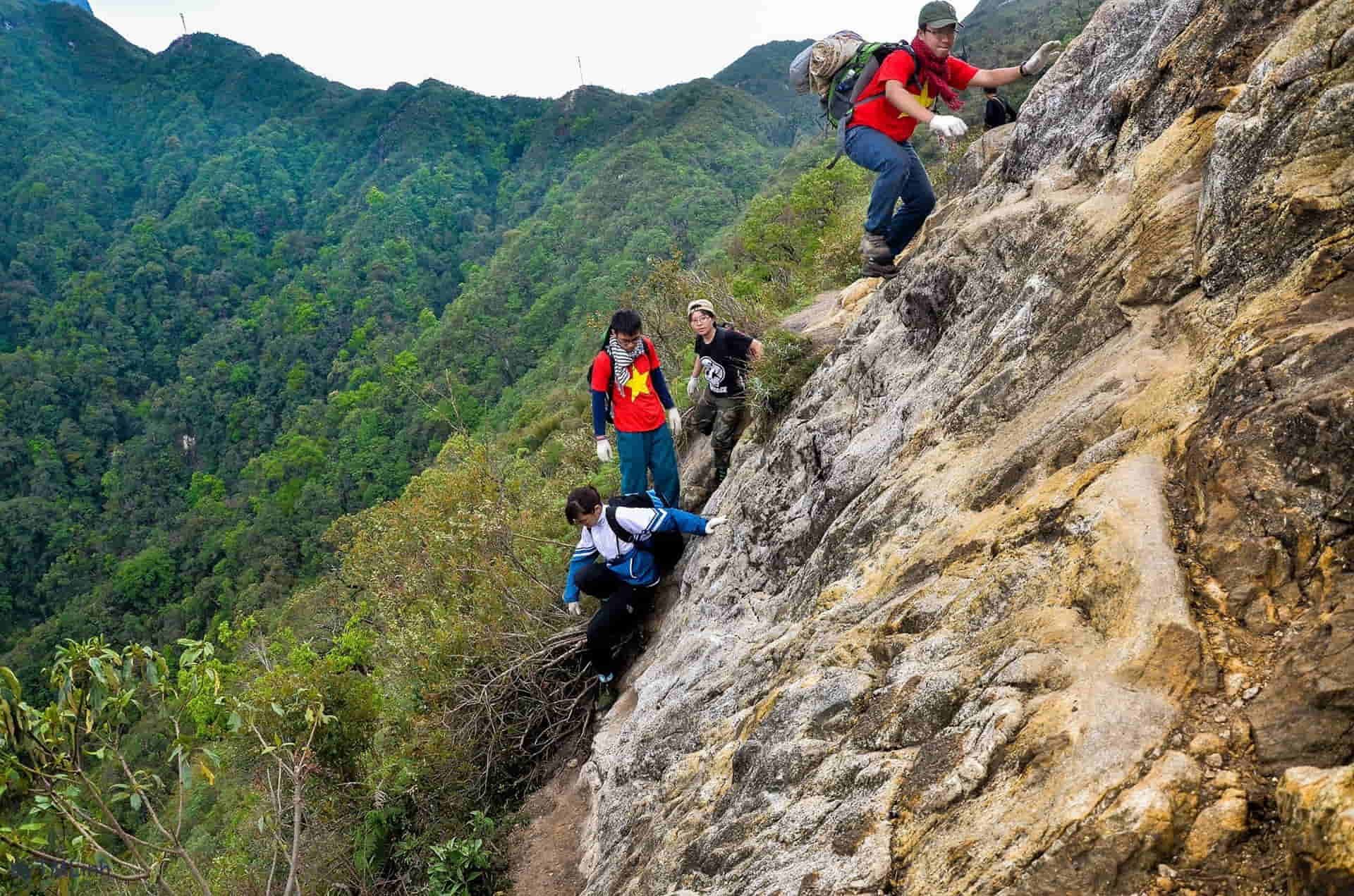 khách leo lên đỉnh fansipan