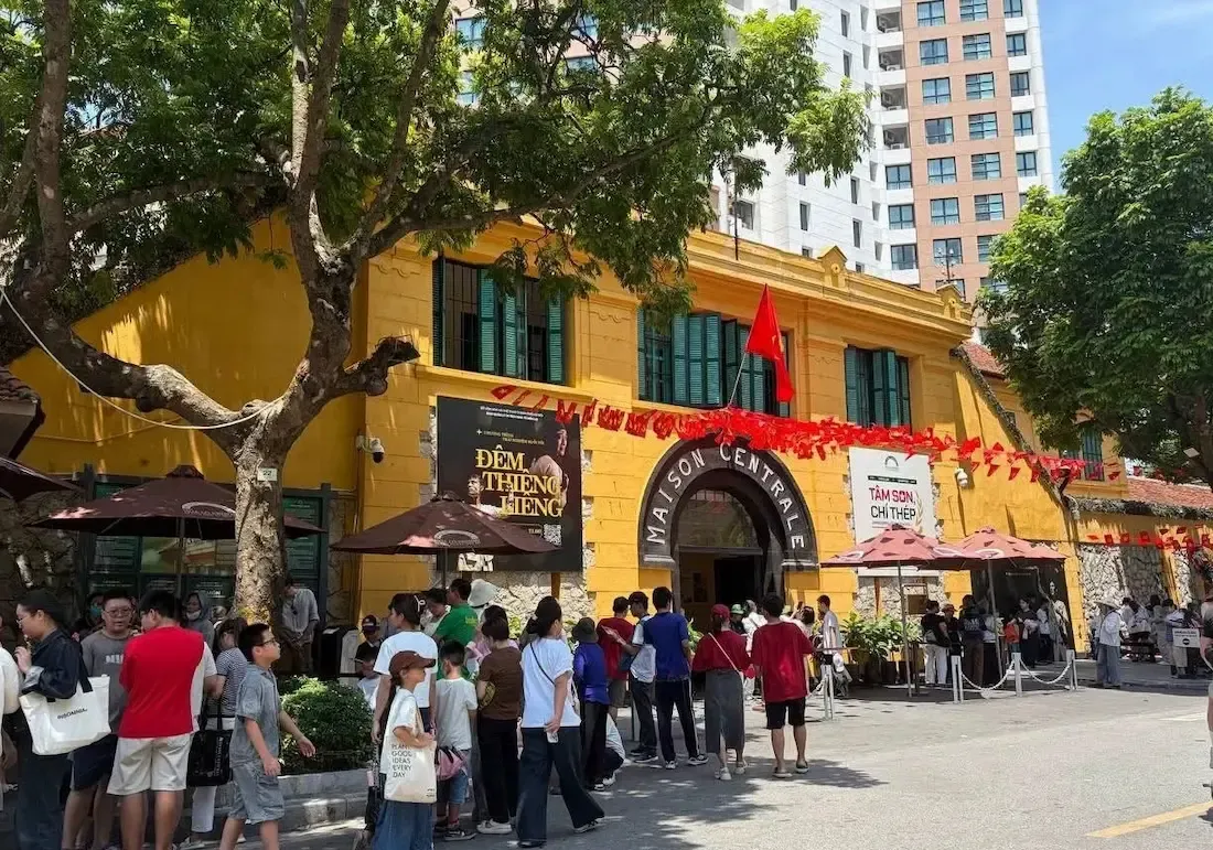 Du khách xếp hàng mua vé tại nhà tù Hỏa Lò