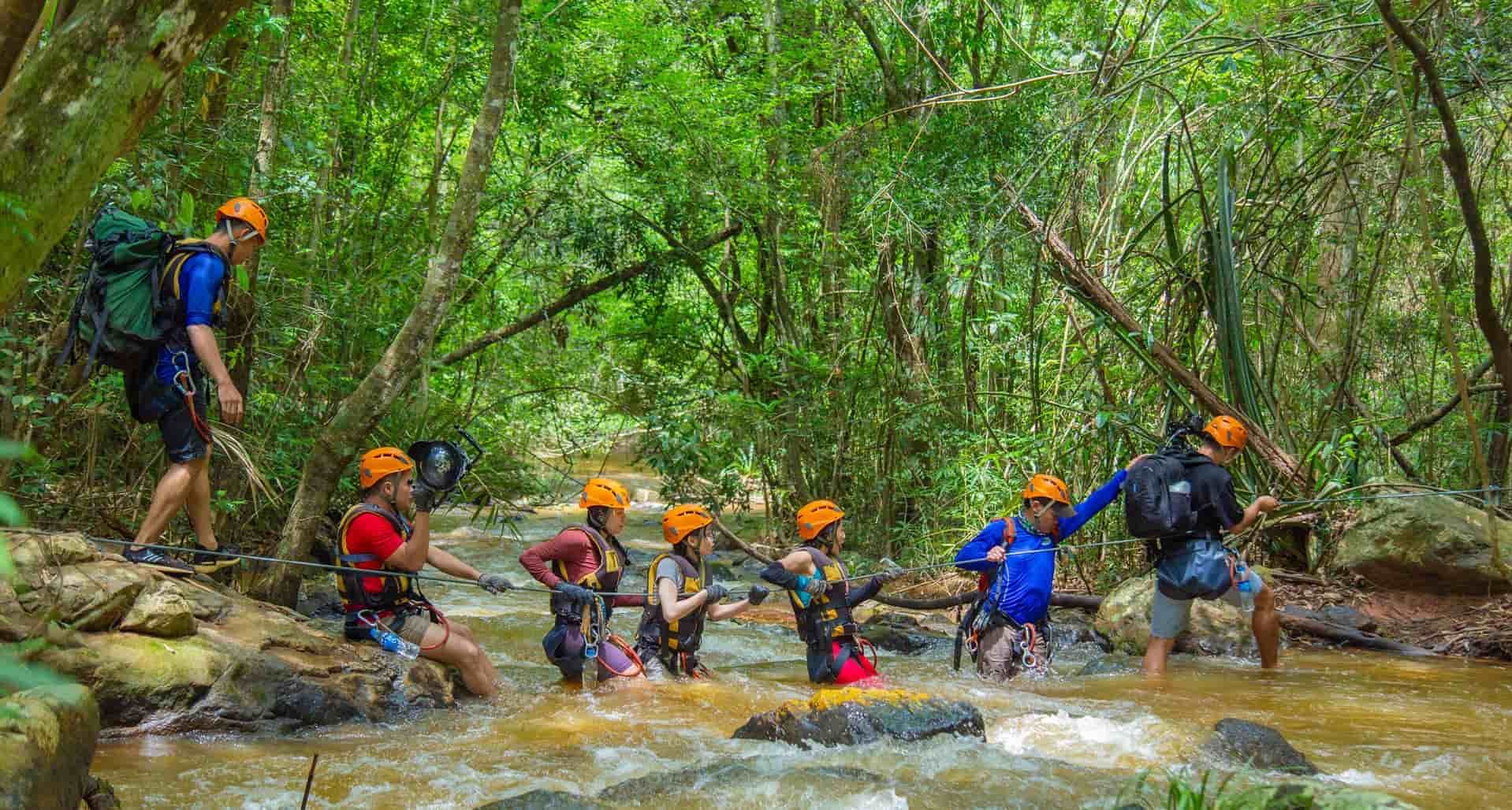 Dùng Dây Vượt Suối trong tour du lịch mạo hiểm