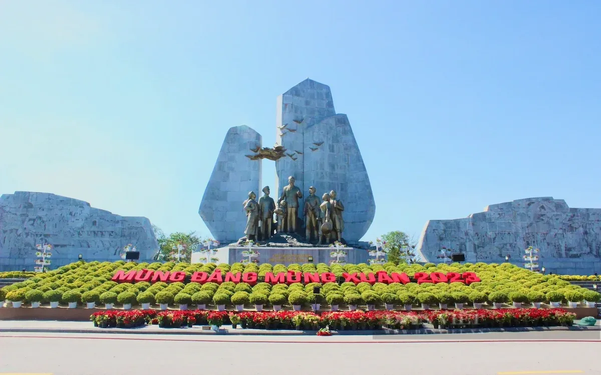 quang truong ho chi minh dong hoi diem check in lich su day cam xuc