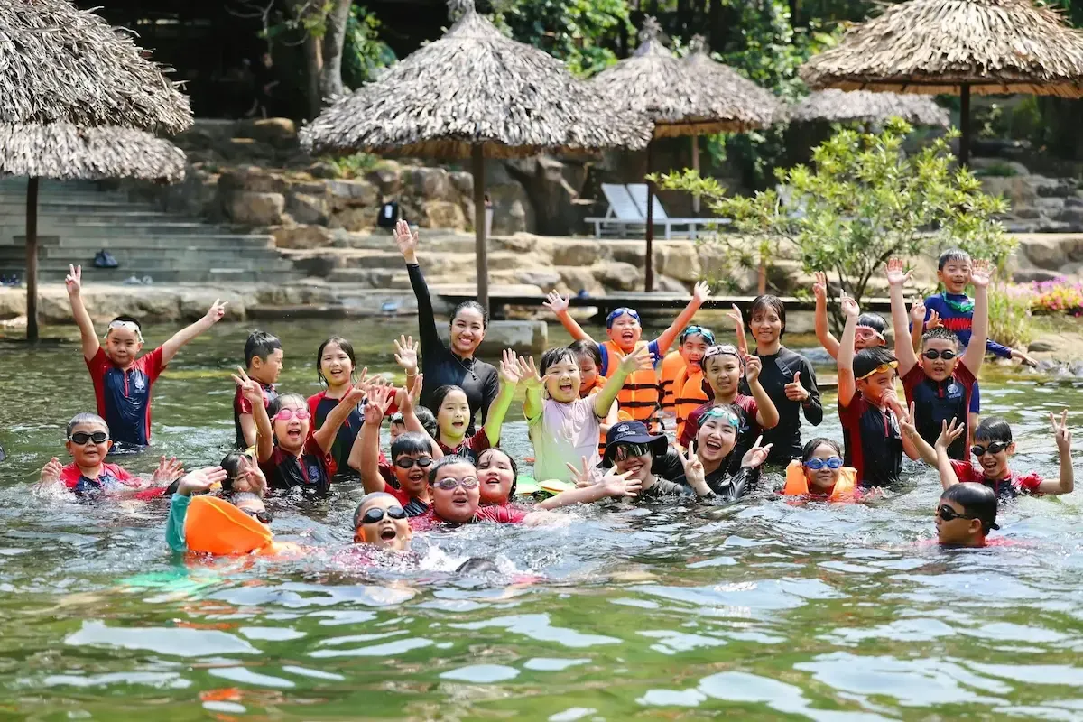 Khách du lịch trải nghiệm tắm suối ở Bạch Mã Village