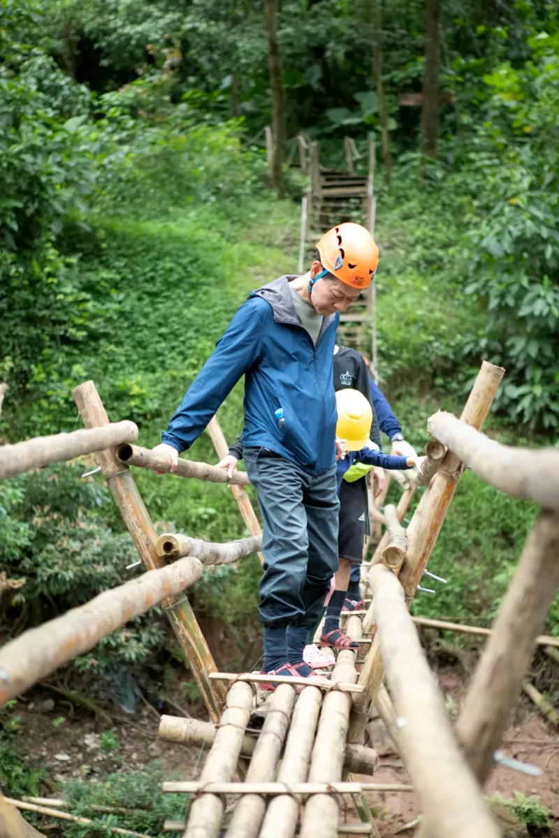 băng qua cầu khỉ cheo leo ở ozo