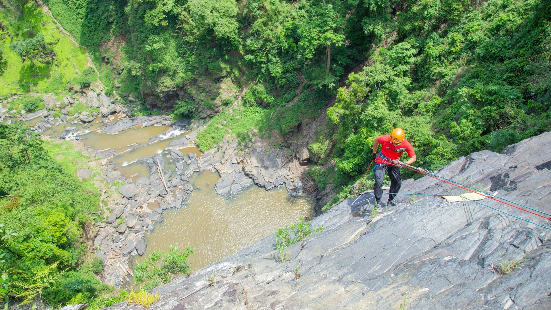 Du khách đu dây trong tour trekking Thác Phi Liêng giữa khung cảnh hùng vĩ