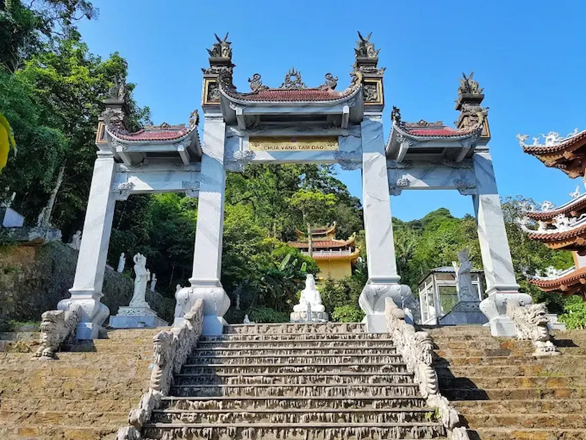 Cổng vào Chùa Vàng Tam Đảo