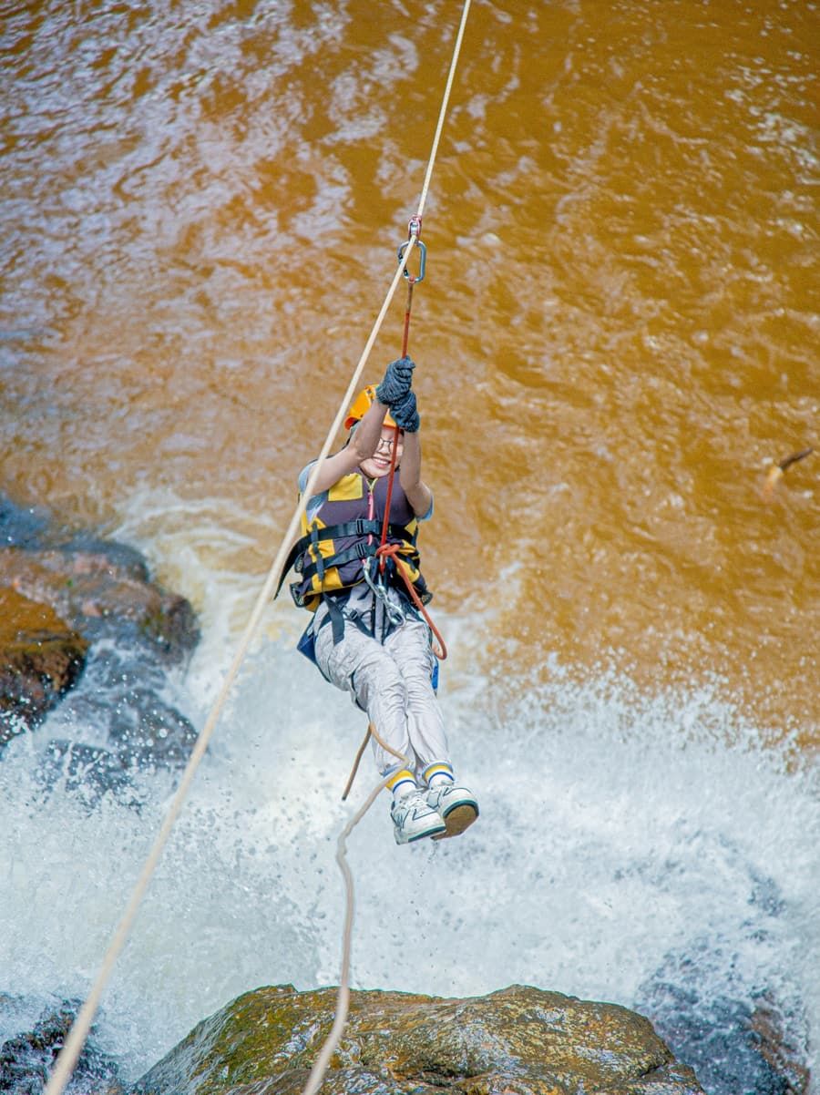 Du khách dùng kỹ Thuật Flying Fox vượt suối