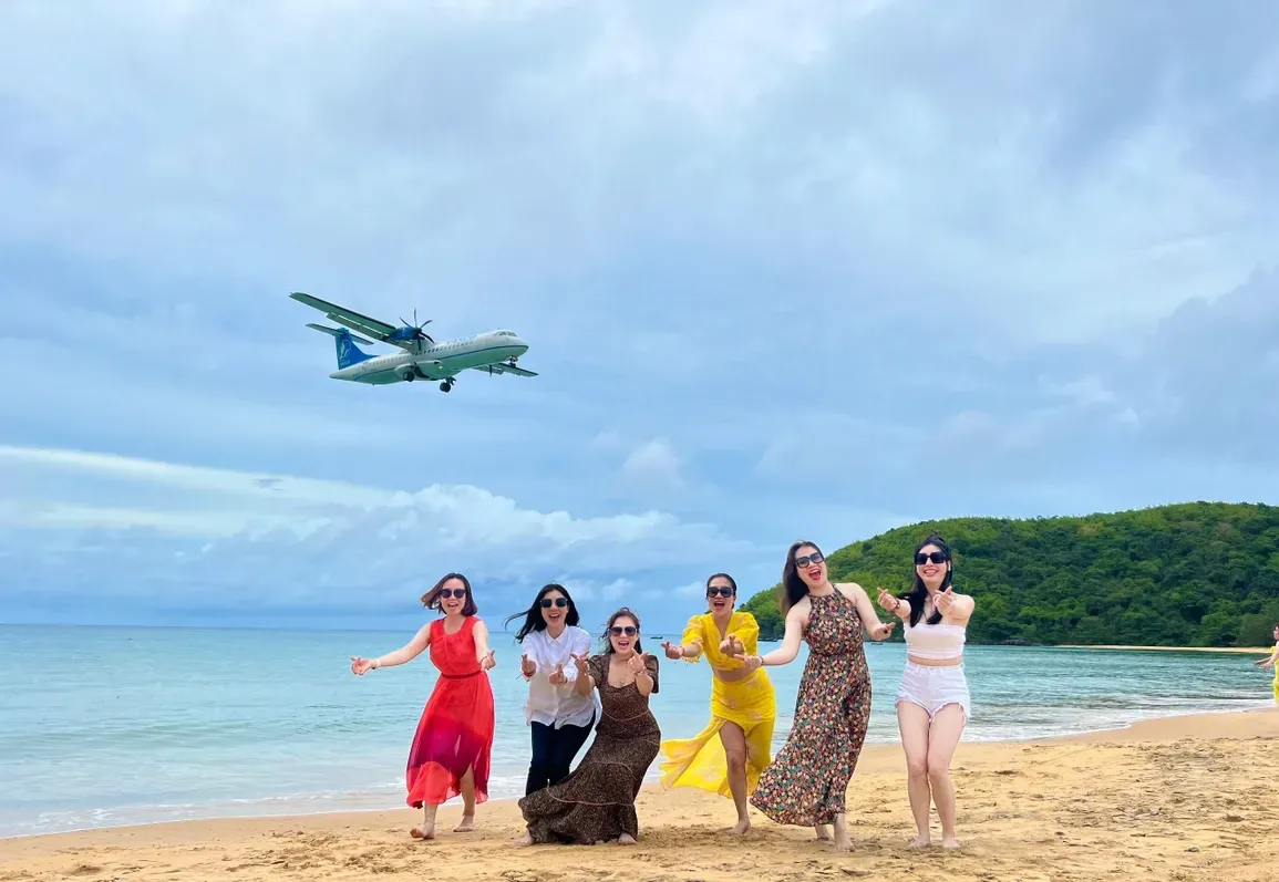 Khách check-in cùng máy bay hạ cánh tại Bãi Đầm Trầu