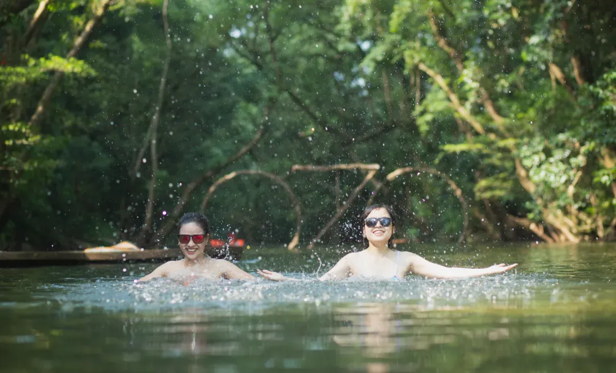 2 khách nữ vui chơi dưới suối ozo park