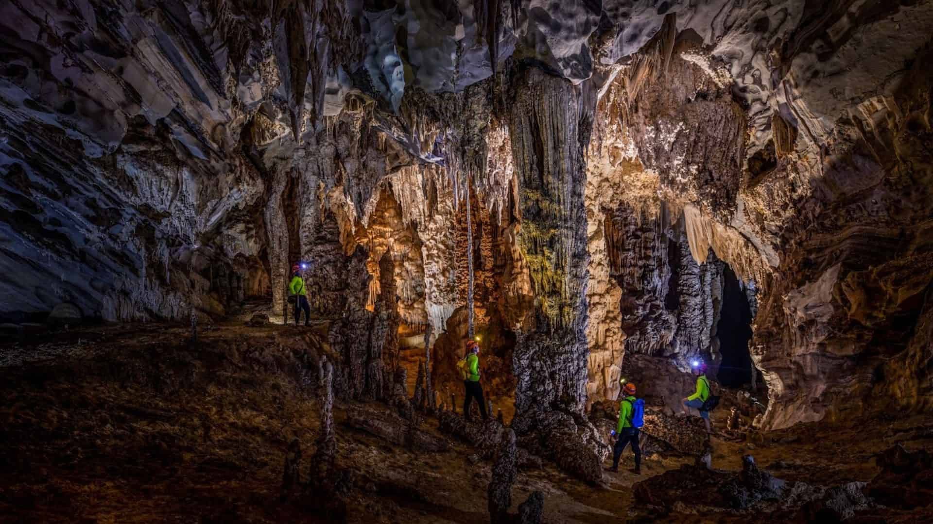 khám phá Hang Rục Mòn