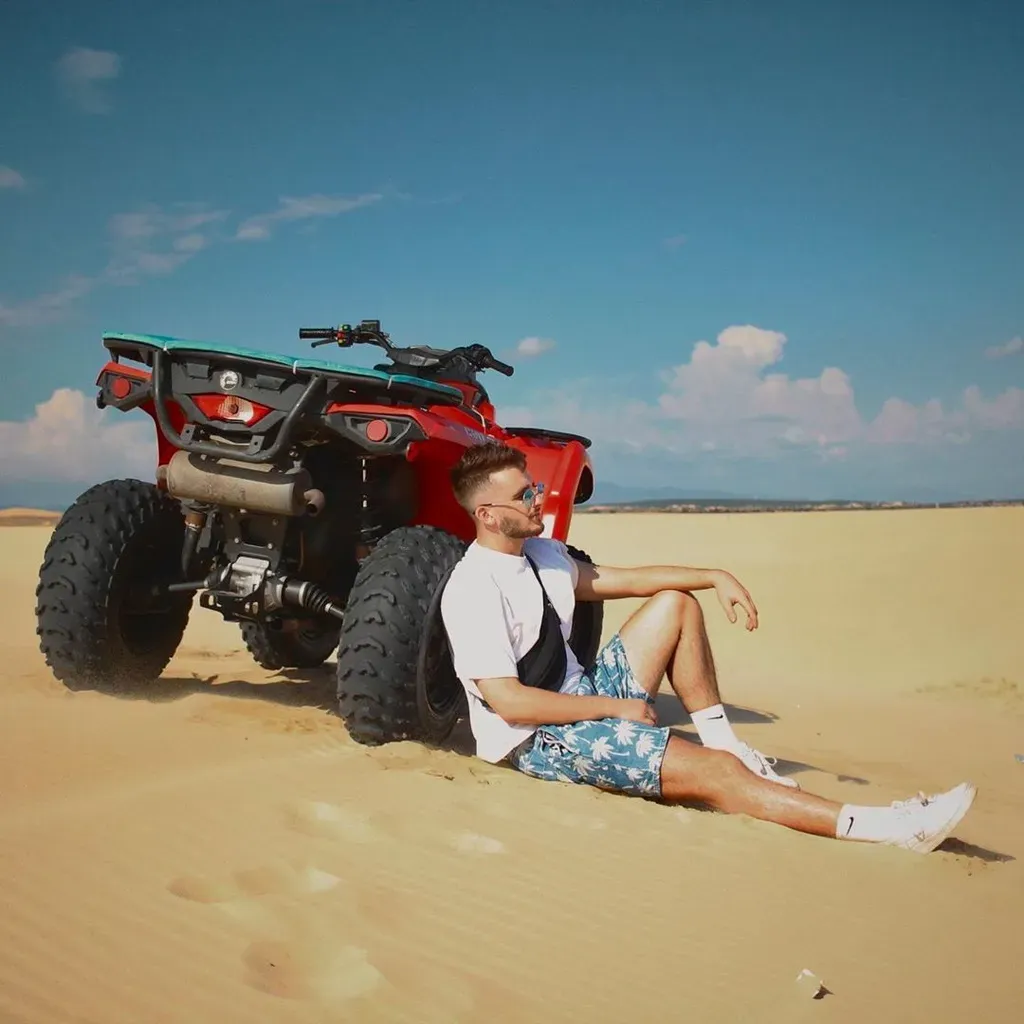 khách nước ngoài chụp hình với xe địa hình ở đồi cát quang phú