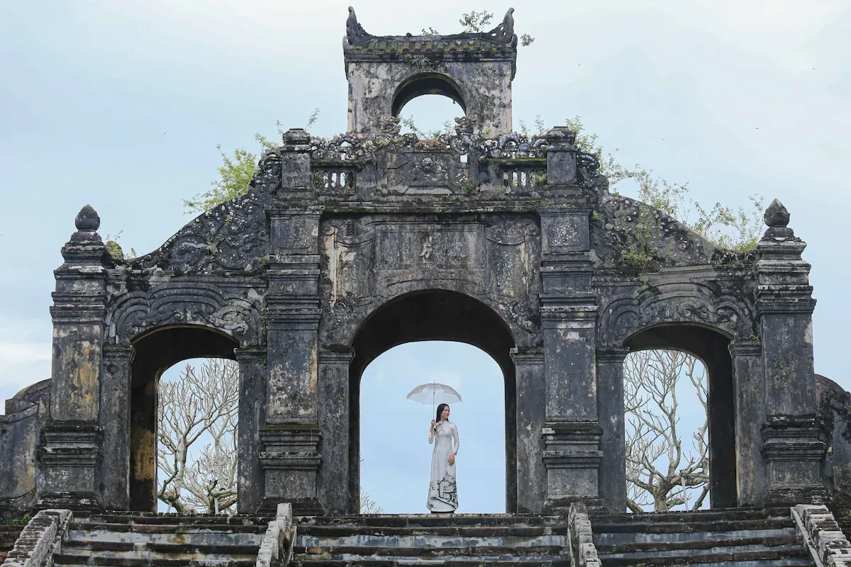 Du khách check-in tại Đại Thành Môn Văn Thánh Huế 