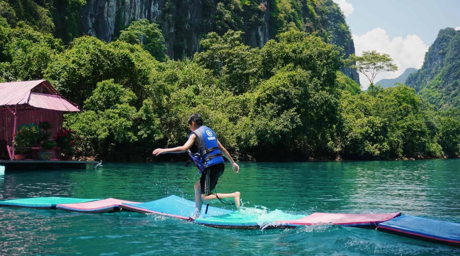 Mùa Hè Là Thời Gian Phù Hợp Nhất Để Tham Gia Trò Chơi Dưới Nước Tại Sông Chày Hang Tối