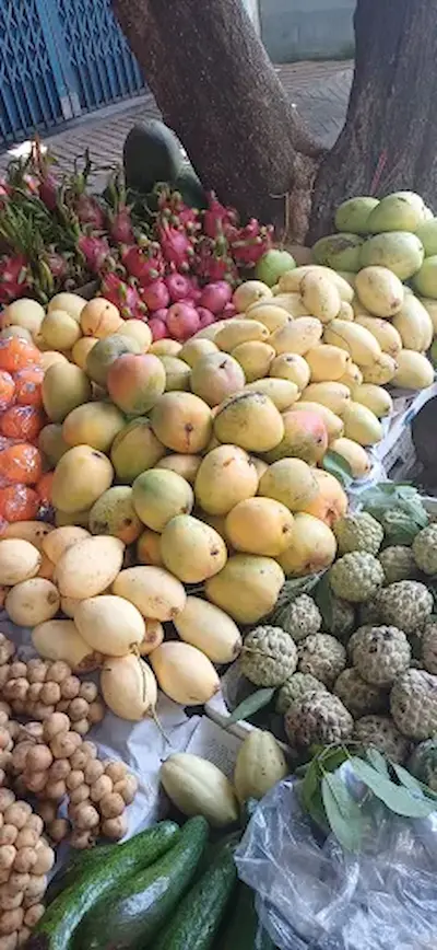 פירות טריים חתוכים בכניסה לשוק