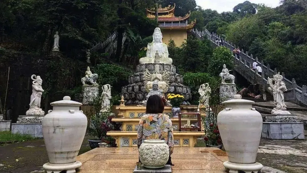 Du khách chiêm bái tại đền bà Chúa Thượng Ngàn Tam Đảo